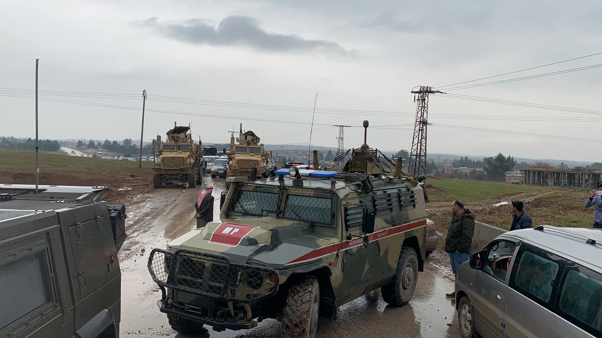 دورية عسكرية أمريكية تعترض قافلة عسكرية روسية على الطريق بين رميلان وديريك- 21 كانون الثاني 2020 (محمد الحسن مراسل قناة روسيا اليوم)
