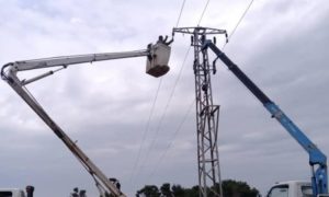 إصلاح خطوط الكهرباء في محافظة الحسكة- أيار 2020 (مكتب الطاقة والاتصالات/ فيس بوك)
