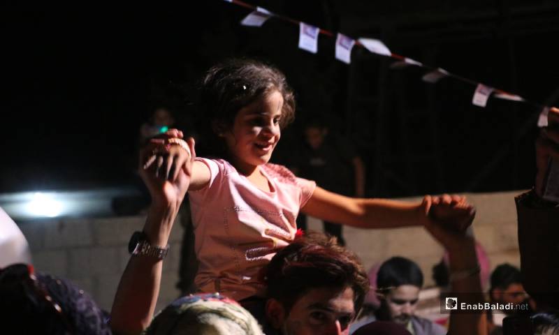 طفلة تعيش أجواء العيد في مخيم "الأزرق" بالقرب من مدينة الباب 25 من أيار 2020 (عنب بلدي)