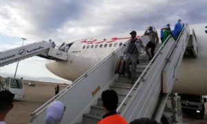 وصول طائرة تقل نحو 250 سوريًا عالقًا في الخارج إلى مطار دمشق الدولي قادمة من السودان (سانا)
