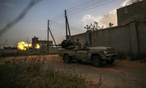 عناصر من قوات الوفاق الوطني خلال اشتباكات بالرشاشات مع قوات حفتر (الأناضول)