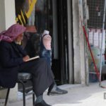 مسن يقرأ القرآن أمام أحد المحلات في أسواق مدينة الباب 4 من أيار 2020 (عنب بلدي)