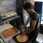 صناعة خبز المعروك في أحد أفران مدينة الباب 4 من أيار 2020 (عنب بلدي)