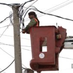عامل يصلح التمديدات الكهربائية في مدينة الباب 4 من أيار 2020 (عنب بلدي)