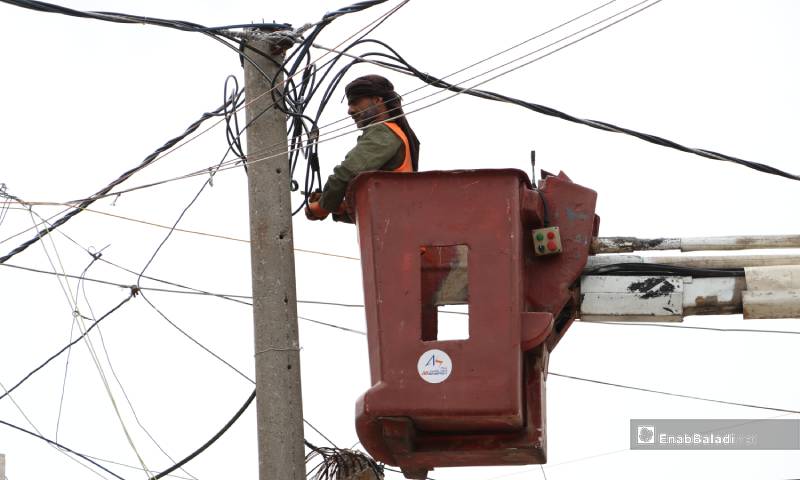 عامل يصلح التمديدات الكهربائية في مدينة الباب 4 من أيار 2020 (عنب بلدي)