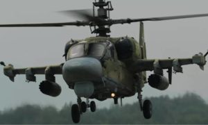مروحة كا-52 (أليغاتور) خلال مناورات لفوج المروحية في المطار العسكري تشيرنيغوفكا في مدينة بريمورسكي كراي الروسية