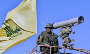 عنصر من ميليشيا حزب الله اللبناني بجوار قاعدة م.د (AP)