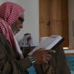 مسن يقرأ القرآن بمصلى النساء بجامع مدينة الباب الكبير 4 من أيار 2020 (عنب بلدي)