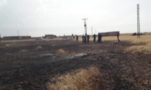 خلال محاولة اخماد أحد الحرائق في ريف دير الزور الغربي (المركز الإعلامي في دير الزور)