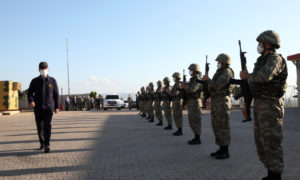 وزير الدفاع التركي، خلوصي أكار في جولة تفقدية على الحدود السورية التركية - 24 أيار 2020 (الأناضول)