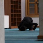 أداء الصلاة بمصلى النساء في جامع مدينة الباب الكبير مع استمرار إغلاق المساجد للوقاية من كورونا 4 من أيار 2020 (عنب بلدي)