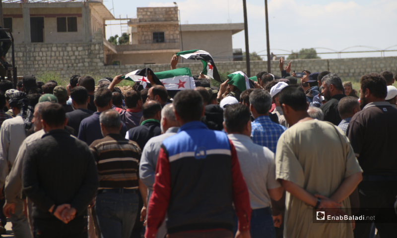 مظاهرة شعبية في بلدة معارة النعسان والبلدات المحيطة بها تنديدًا بممارسات "هيئة تحرير الشام" ورفضًا لفتح معبر تجاري مع قوات النظام. 1 من أيار 2020 (عنب بلدي)