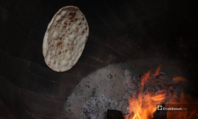 صناعة خبز التنور في شهر رمضان 4 من أيار 2020 (عنب بلدي)