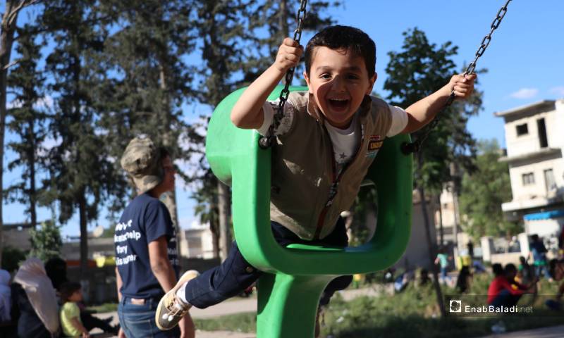 طفل يلعب في حديقة "الشعب" وسط مدينة الباب 26 من أيار 2020 (عنب بلدي)