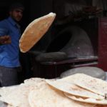 صناعة خبز التنور في شهر رمضان 4 من أيار 2020 (عنب بلدي)