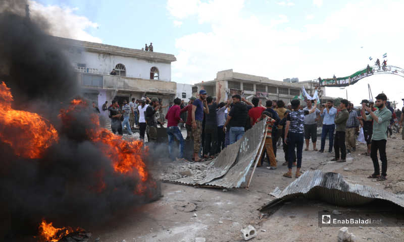 مظاهرة شعبية في بلدة معارة النعسان والبلدات المحيطة بها تنديدًا بممارسات "هيئة تحرير الشام" ورفضًا لفتح معبر تجاري مع قوات النظام. 1 من أيار 2020 (عنب بلدي)