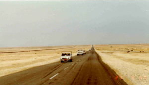 خط أنابيب مشروع "التابلاين" النفطي داخل الأراضي السعودية في 1982 - (ويكي مصدر)