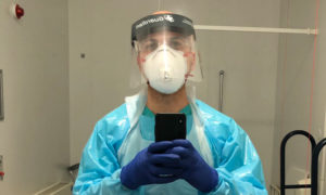 المخرج السوري حسن عقاد خلال مشاركته بتنظيف مشفى محلي في لندن (حساب المخرج حسن العقاد على تويتر)