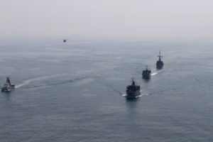 سفن عسكرية أميركية رفقة أخرى بريطانية خلال مناورات مشتركة في مياه الخليج (رويترز)