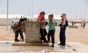 أطفال من اللاجئين السوريين في معسكر بالقرب من مدينة الأزرق  (رويترز)
