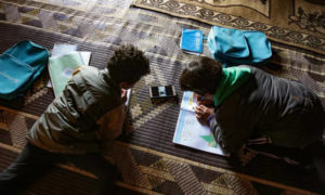 طلاب يتلقون تعليمهم عن بُعد، إدلب (AFP)
