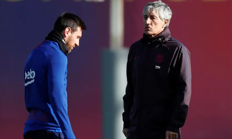ليونيل ميسي ومدرب برشلونة كيكي سيتيين خلال تدريبات النادي في خوان جامبر- (Reuters)