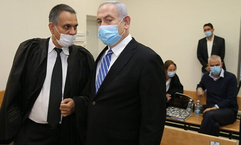نتنياهو مع محاميه ميجاه فيتمان في قاعة المحكمة في القدس المحتلة 24 من أيار 2020 (تايمز أوف إسرائيل)