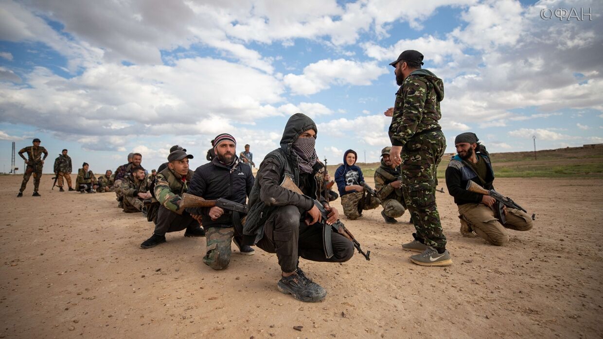 مقاتلون من لواء القدس في البادية السورية يتدربون على قتال تنظيم الدولة (وكالة الأنباء الفدرالية الروسية)