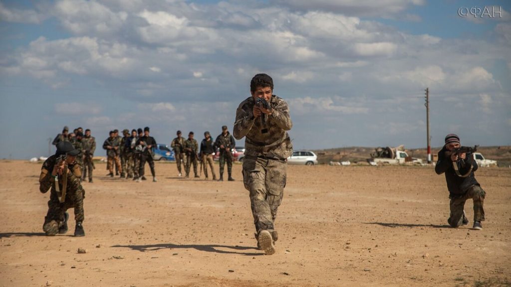 مقاتلون من لواء القدس في البادية السورية يتدربون على قتال تنظيم الدولة (وكالة الأنباء الفدرالية الروسية)