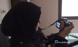 تعبيرية- ناشطة صحفية في إدلب (عنب بلدي)