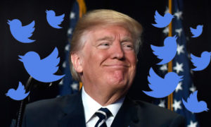 الرئيس الأمريكي دونالد ترامب وحوله شعار موقع "تويتر"- 26 من أيار (Getty Images)