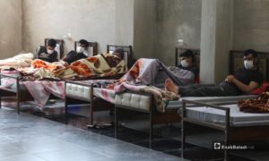 أشخاص يخضعون للحجر الصحي في مركز العزل التابع لوزارة الصحة في الحكومة المؤقتة 4 من أيار 2020 (عنب بلدي)