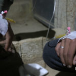 قثاطر وريدية في قسم الإسعاف لمرضى حالات تسمم نتيجة تناول طعام فاسد مقدم من أحد الجمعيات الخيرية في مخيم رعاية الطفولة شمال إدلب - 11 أيار 2020 (عنب بلدي)