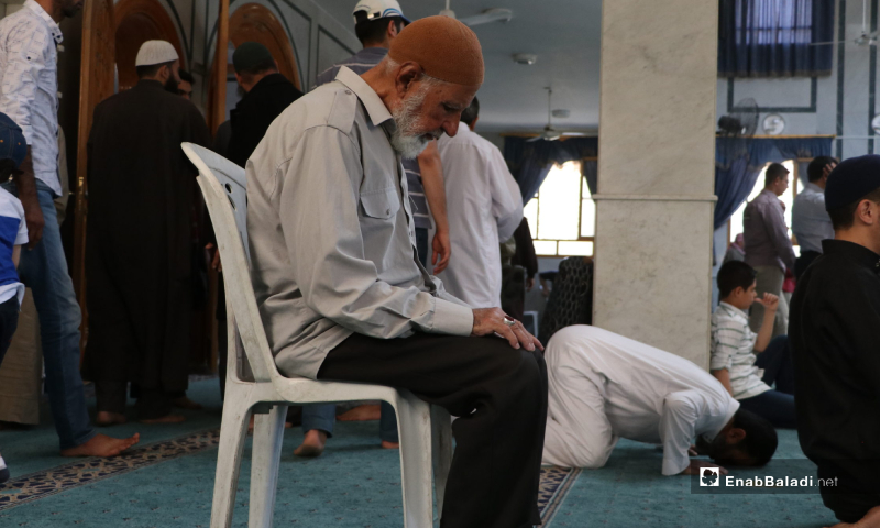 رجل مسن يؤدي صلاة الجمعة في مسجد الزهراء بمدينة الباب بعد انتهاء إجراءاء منع تفشي فيروس كورونا - 29 أيار 2020 (عنب بلدي/ عاصم الملحم)