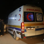 سيارة إسعاف نقلت مرضى حالات تسمم نتيجة تناول طعام فاسد مقدم من أحد الجمعيات الخيرية في مخيم رعاية الطفولة شمال إدلب - 11 أيار 2020 (عنب بلدي)