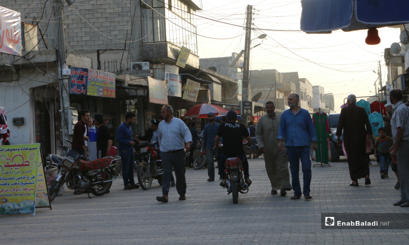 مدنيون يشترون حاجياتهم في أواخر أيام رمضان بسوق مارع شمالي حلب - 20 أ]ار 2020 (عنب بلدي/ عبد السلام مجعان)
