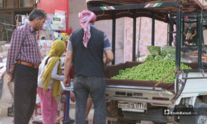 رجل يبيع الجانرك في سوق مارع بريف حلب - 20 أيار 2020 (عنب بلدي/ عبد السلام مجعان)