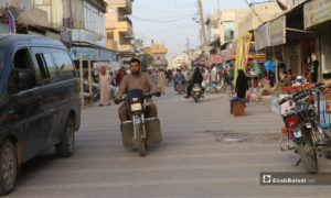 مدنيون يشترون حاجياتهم في أواخر أيام رمضان بسوق مارع شمالي حلب - 20 أ]ار 2020 (عنب بلدي/ عبد السلام مجعان)