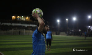 لاعب يرمي ضربة تماس في المباراة النهائية لدوري نجوم الشمال بين فريقي دير حسان وعقربات في قاح بإدلب - 3 أيار 2020 (عنب بلدي)