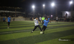 لاعبان يحاولان السيطرة على الكرة في المباراة النهائية لدوري نجوم الشمال بين فريقي دير حسان وعقربات في قاح بإدلب - 3 أيار 2020 (عنب بلدي)