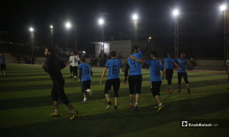لاعبو عقربات يحتفلون بفوزهم بالمباراة النهائية لدوري نجوم الشمال بين فريقي عقربات ودير حسان في إدلب بملعب قاح - 3 أيار 2020 (عنب بلدي)