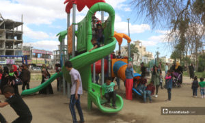 أطفال يلعبون في إحدى حدائق محافظة الرقة شمال شرق سوريا خلال عيد الفطر - 26 أيار 2020 (عنب بلدي)