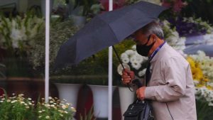 رجل تركي يحمل مظلة في جو ماطر (وكالة الأناضول)