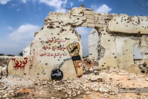 جدارية من إدلب تضامنًا مع المظاهرات الاحتجاجية في السويداء - 8 حزيران 2020 (عنب بلدي/ يوسف غريبي)