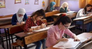 طلاب يقدمون امتحان الثانوية في حمص