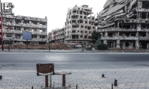 مبانٍ مدمرة في حي الخالدية في محافظة حمص وسط سوريا في أيار 2020 - (عدسة شاب دمشقي)