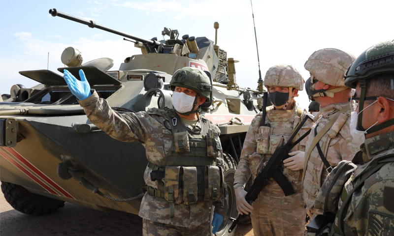 جنود روس وأتراك بجوار مدرعة عسكرية، خلال تسيير الدورية المشتركة الـ 14 - 2 حزيران 2020 (وزارة الدفاع التركية/ تويتر)