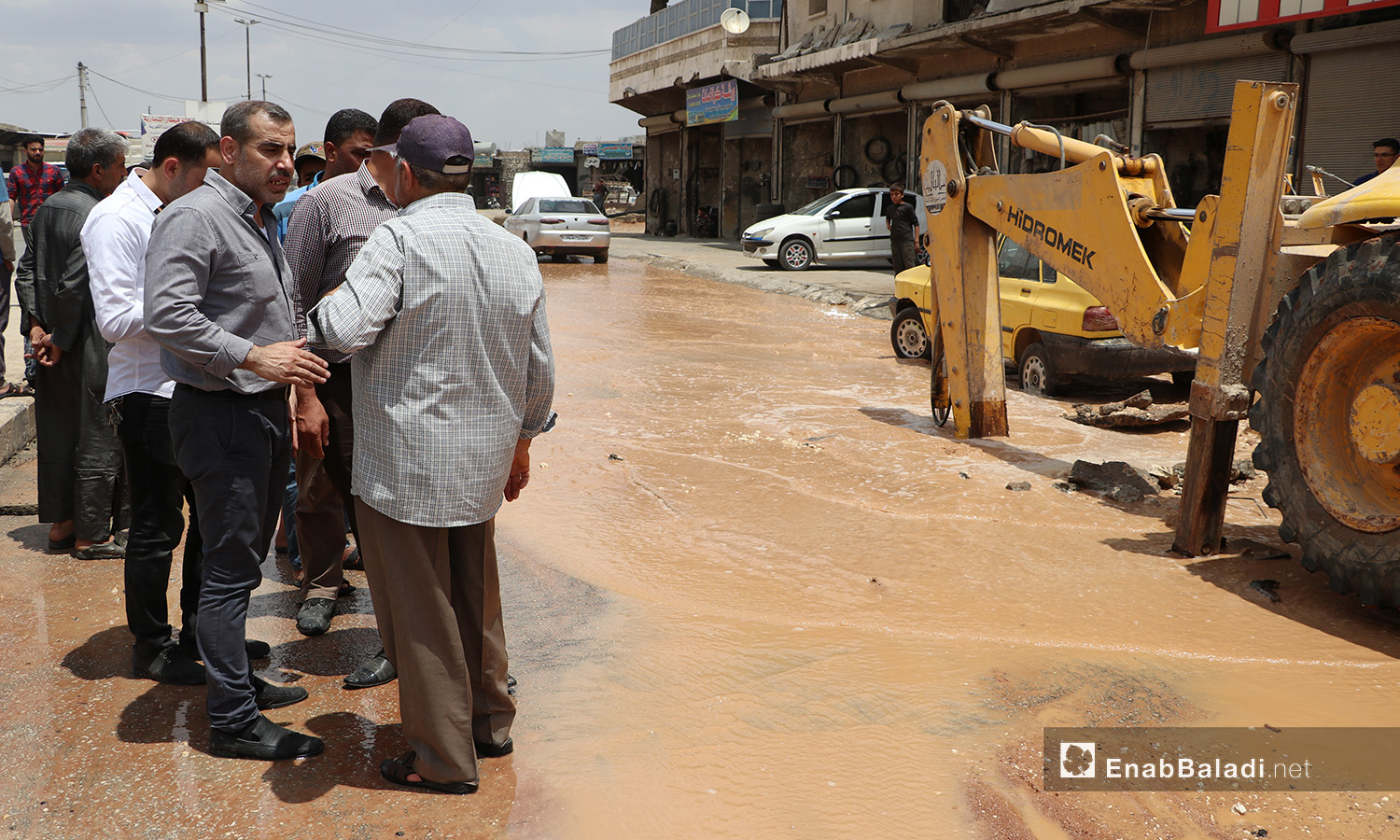 موظفون يقومون بصيانة أنابيب شبكة المياه في مدينة الباب بريف حلب الشمالي - 20 حزيران 2020 (عنب بلدي)