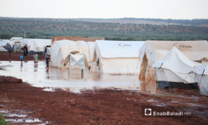 عاصفة مطرية تضرب مخيمات الشمال السوري - كفربني بريف إدلب الشمالي - 19 حزيران 2020 (عنب بلدي/يوسف غريبي)