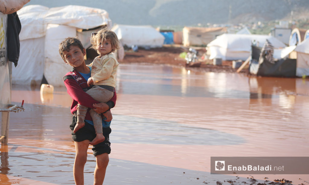 أطفال في مخيم "سهل الخير" قرب كفربني بريف إدلب الشمالي - 19 حزيران 2020 (عنب بلدي/يوسف غريبي)
